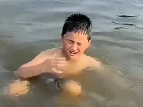 Mẹ đuối nước, con 8 tuổi nhảy xuống cứu