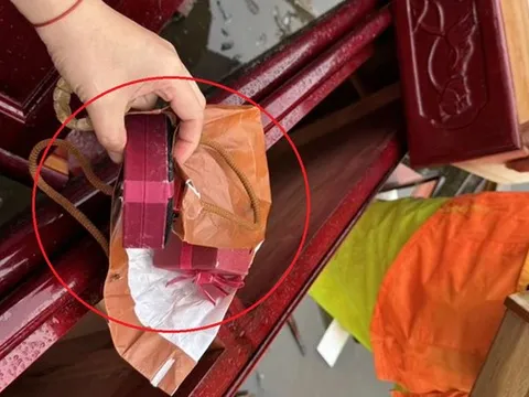 Vứt nhầm túi vàng trị giá 7,7 tỷ đồng, cả gia đình cuống cuồng lao vào bãi rác tìm kiếm