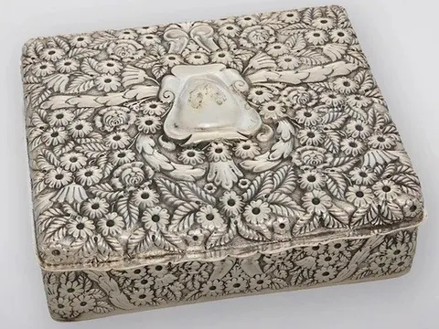 Dọn dẹp nhà, phát hiện kho báu trị giá 2,1 tỷ đồng trên gác mái