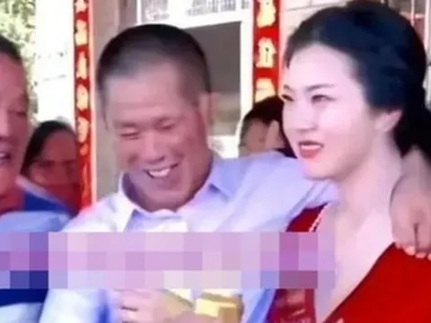 Chú rể 50 tuổi cưới cô dâu 20 tuổi, khoảnh khắc "nhạy cảm" tại lễ cưới gây tranh cãi
