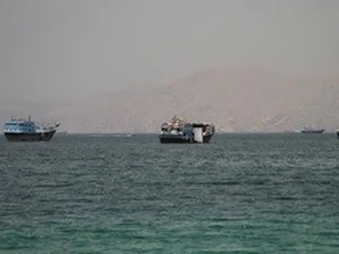 Iran phóng tên lửa vào tàu thương mại trên eo biển Hormuz