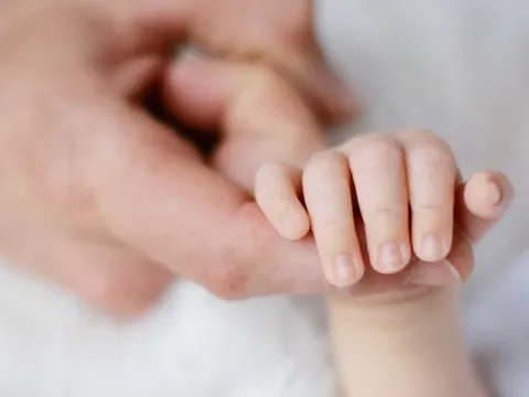 Bé trai 18 tháng tuổi bị tuyên bố tử vong tại bệnh viện bất ngờ "sống lại"