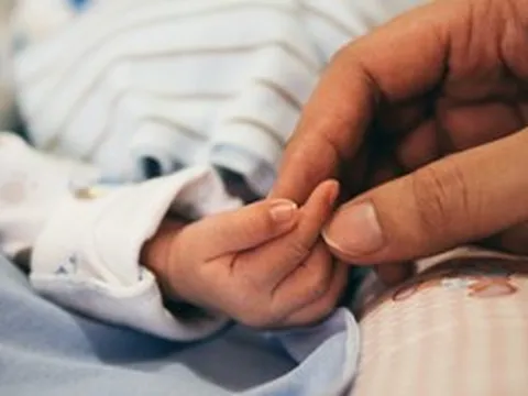 Sản phụ "đẻ rơi" cùng lúc 4 con trên xe, cái kết không ai ngờ