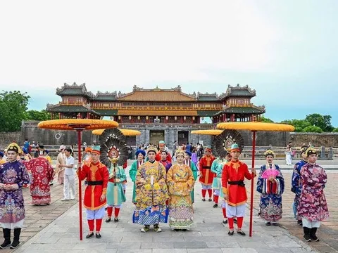 Hàng nghìn người tôn vinh vẻ đẹp cổ phục "Việt Phong Hội Tụ" ở Cố đô Huế
