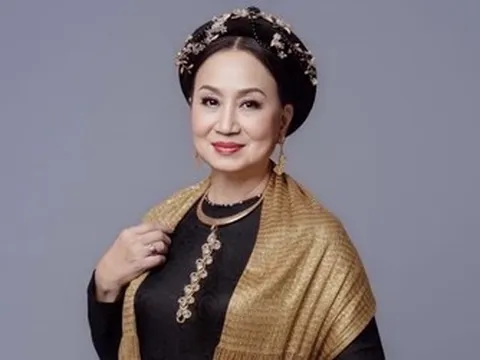 Thần thái của nữ NSƯT duy nhất đóng cả 2 bộ phim về Nam Phương Hoàng hậu
