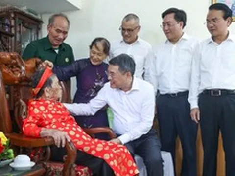 Thủ tướng tặng quà Mẹ Việt Nam anh hùng và dâng hương tưởng niệm các Anh hùng liệt sĩ tại Phú Thọ