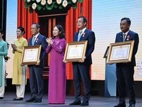 Vietnam Airlines đón nhận Huân chương Lao động hạng Ba và Bằng khen của Thủ tướng Chính phủ