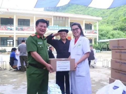 Khám chữa bệnh, cấp phát thuốc miễn phí và trao quà an sinh xã hội tại xã Cán Tỷ