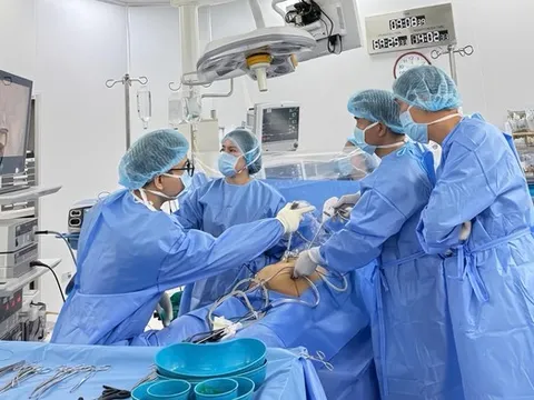 Vinmec Đà Nẵng mổ cấp cứu loại bỏ khối u buồng trứng khổng lồ cho bệnh nhân suy thận