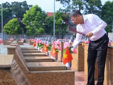 Thủ tướng dâng hương tưởng niệm các Anh hùng liệt sĩ và tặng quà người có công tại Lạng Sơn