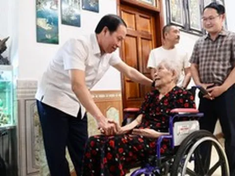 Phó Thủ tướng Lê Tiến Châu thăm, tặng quà người có công với cách mạng