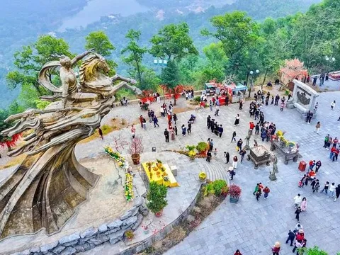 Công bố tình huống khẩn cấp trước nguy cơ sạt lở nghiêm trọng ở đền Sóc