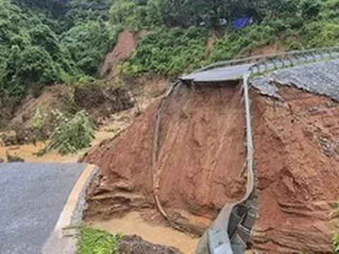 Lũ dữ cuốn đứt ngang Quốc lộ 12, giao thông Lai Châu - Điện Biên tê liệt