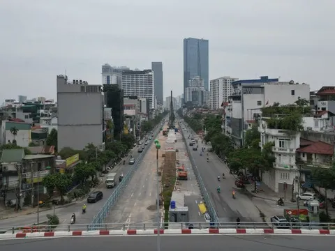 Hà Nội: Rào chắn gần 500m đường Văn Cao để thi công ga metro Quần Ngựa