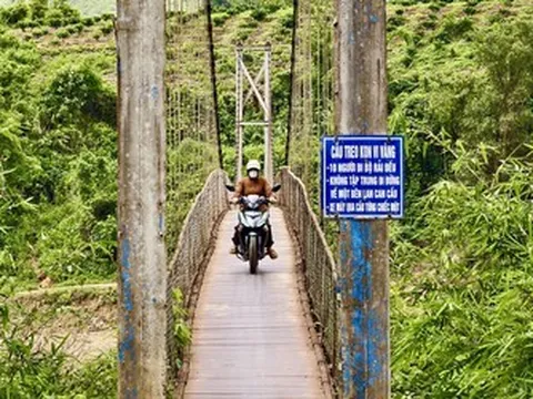 Gỡ nỗi lo từ những cây cầu treo vùng cao Quảng Ngãi