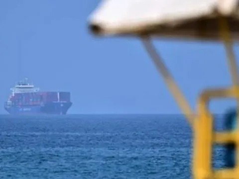 Mỹ đẩy mạnh tấn công sâu vào lãnh thổ Iran, Tehran đáp trả