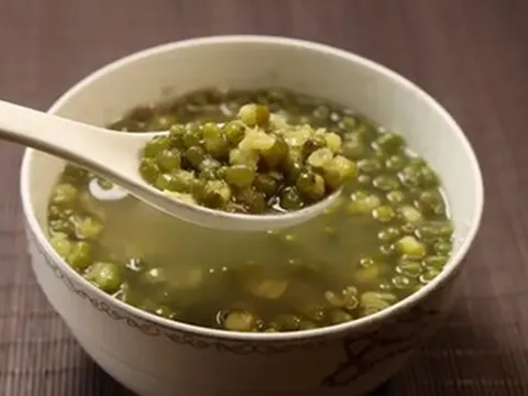 Uống canh đậu xanh suốt 3 ngày, người phụ nữ nhập viện nguy kịch