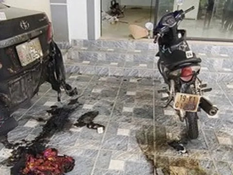 Vụ ô tô đỗ sân nhà bất ngờ bốc cháy: Manh mối từ chiếc camera an ninh