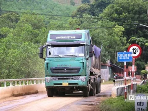 Cầu 13 tấn hằng ngày phải "cõng" dàn xe đầu kéo chở đất
