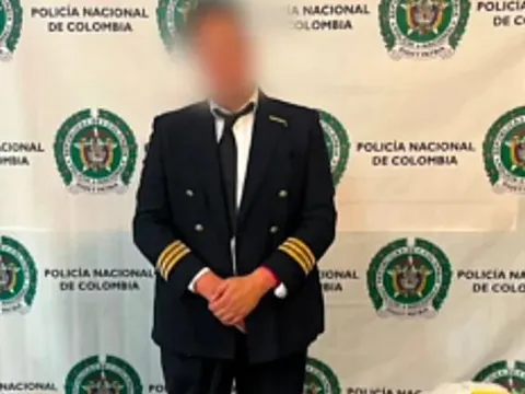 Colombia: Bắt người đàn ông cải trang thành phi công, quấn chất cấm quanh người