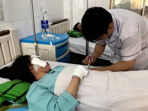 Chạy đua cứu nạn sau vụ xe khách bốc cháy khiến 7 người tử vong