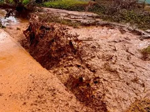 Đang khoan giếng, bất ngờ nghe tiếng nổ dưới lòng đất, nước và khí phun trào dữ dội