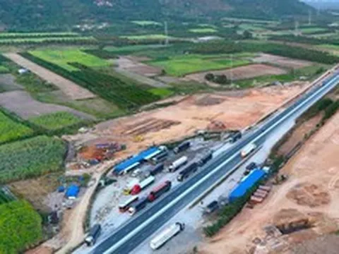 Bài học lớn từ việc 'cao tốc chờ trạm dừng nghỉ'