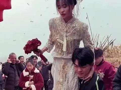 Vừa thấy cô dâu, chú rể làm điều bất ngờ khiến hai họ "đứng hình"