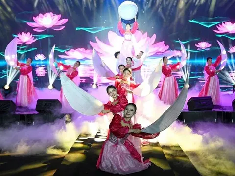 “Thức Thủy Show” kể chuyện sen bằng nghệ thuật và ẩm thực trong hồ Tịnh Tâm