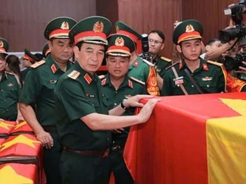 Đại tướng Phan Văn Giang dâng hương tưởng niệm các anh hùng liệt sĩ tại Công viên Lê Thị Riêng