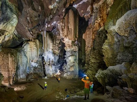 Phát hiện hang động mới có hệ thống thạch nhũ, ngọc động hiếm gặp ở Phong Nha - Kẻ Bàng