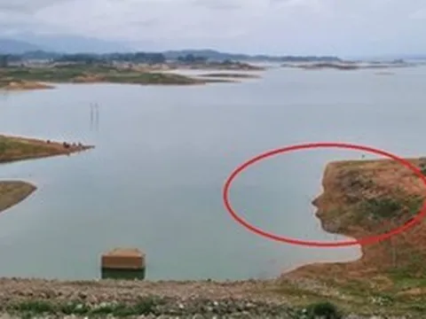 "Hiện tượng lạ" xuất hiện ở đập nước, người dân ùn ùn kéo đến xem