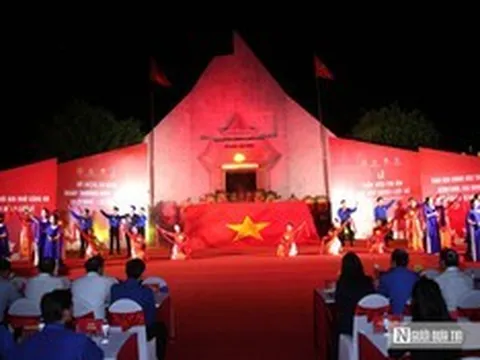Thiêng liêng Lễ thắp nến tri ân tại Nghĩa trang Liệt sĩ Việt - Lào