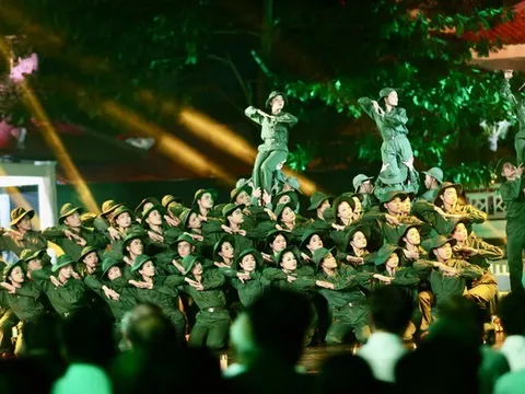 Xúc động cầu truyền hình "Sao sáng dẫn đường" tri ân các anh hùng liệt sĩ