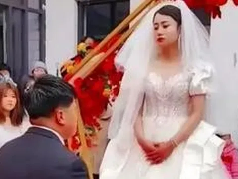Giữa đám cưới, cô dâu liên tục có "biểu cảm lạ" khiến quan khách xôn xao