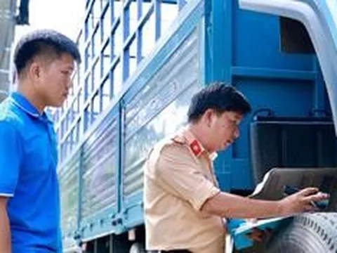 CSGT đến tận doanh nghiệp làm sạch dữ liệu phương tiện cho người dân