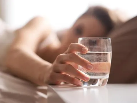 Thói quen uống nước trước khi ngủ: Lợi ích và tác hại cần biết