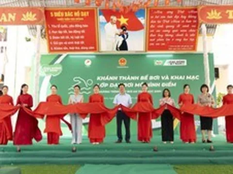 Nestlé Việt Nam trao tặng bể bơi mô hình điểm cho học sinh Bắc Ninh