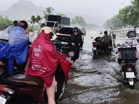 Vì sao miền Bắc liên tiếp hứng mưa lớn kéo dài, nhiều nơi đối mặt nguy cơ lũ quét?
