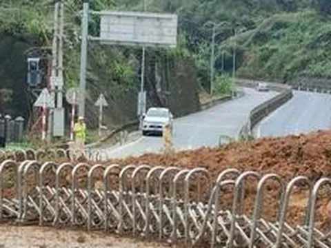 Thót tim cảnh đất đá bất ngờ đổ ập xuống đường, người đi đường thoát nạn trong gang tấc