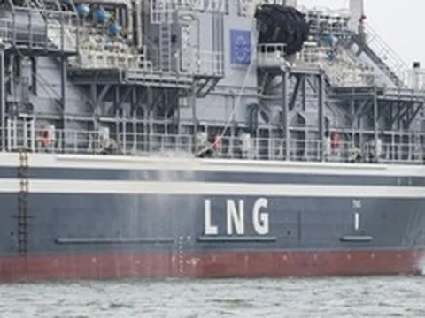 Đằng sau việc một nước thành viên EU mua LNG từ Nga khi lệnh cấm treo lơ lửng