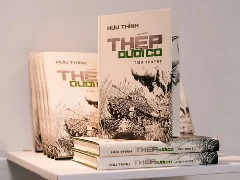Nhà thơ Hữu Thỉnh ra mắt tiểu thuyết “Thép dưới cỏ”