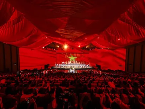 Vingroup tặng 50% giá vẻ show "Đất nước thiên hùng ca" - Tri ân người có công, người cao tuổi và học sinh, sinh viên