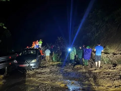 Sạt lở vùi lấp 3 ô tô trên Quốc lộ 6, hàng trăm người phải sơ tán khẩn cấp