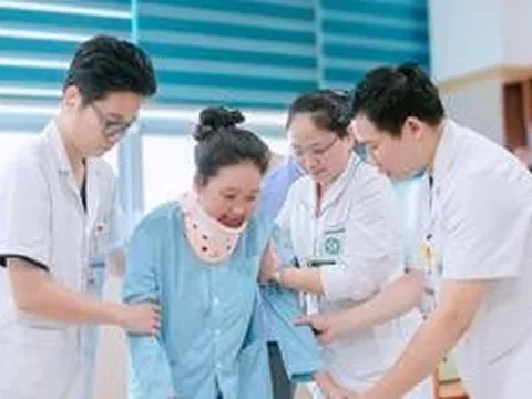 Bác sĩ Việt giúp người phụ nữ Lào tự đi lại sau 8 tháng bị liệt