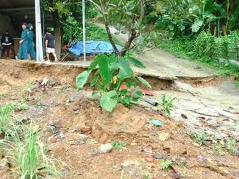 Núi nứt toác sau mưa lớn, nhiều hộ dân ở Thanh Hóa phải sơ tán khẩn cấp
