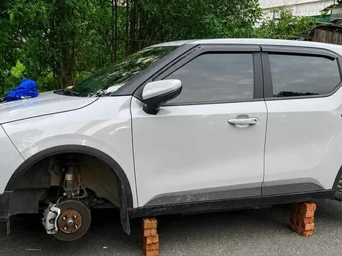 Điều tra vụ ô tô bị tháo trộm 2 bánh, kê bằng gạch khi đỗ qua đêm ở khu đô thị Thanh Hà, Hà Nội