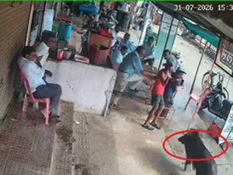 Đang đứng trong quán trà, người đàn ông gặp sự cố đáng sợ