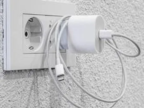 Rủi ro tiềm ẩn khi cắm củ sạc cả ngày dù không dùng