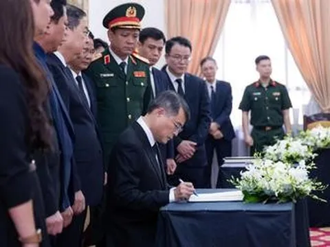 Lãnh đạo Đảng, Nhà nước viếng Chủ tịch Quốc hội Lào Saysomphone Phomvihane